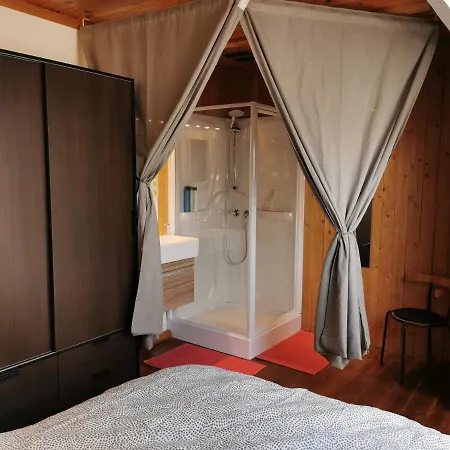 Ostend Backpackers Lodge Homestay